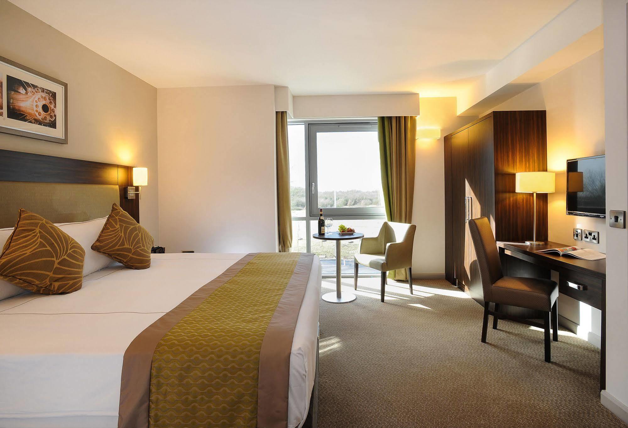 Heston Hyde Hotel Hounslow Exterior foto